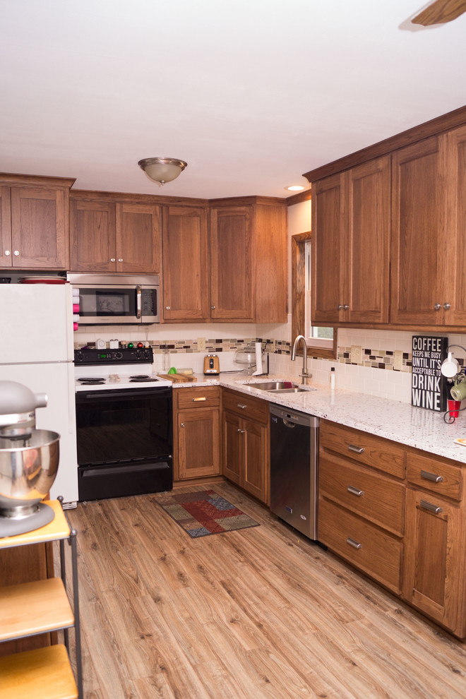 Foto på ett mellanstort funkis kök, med en undermonterad diskho, släta luckor, skåp i mellenmörkt trä, bänkskiva i koppar, vitt stänkskydd, stänkskydd i keramik, rostfria vitvaror och vinylgolv