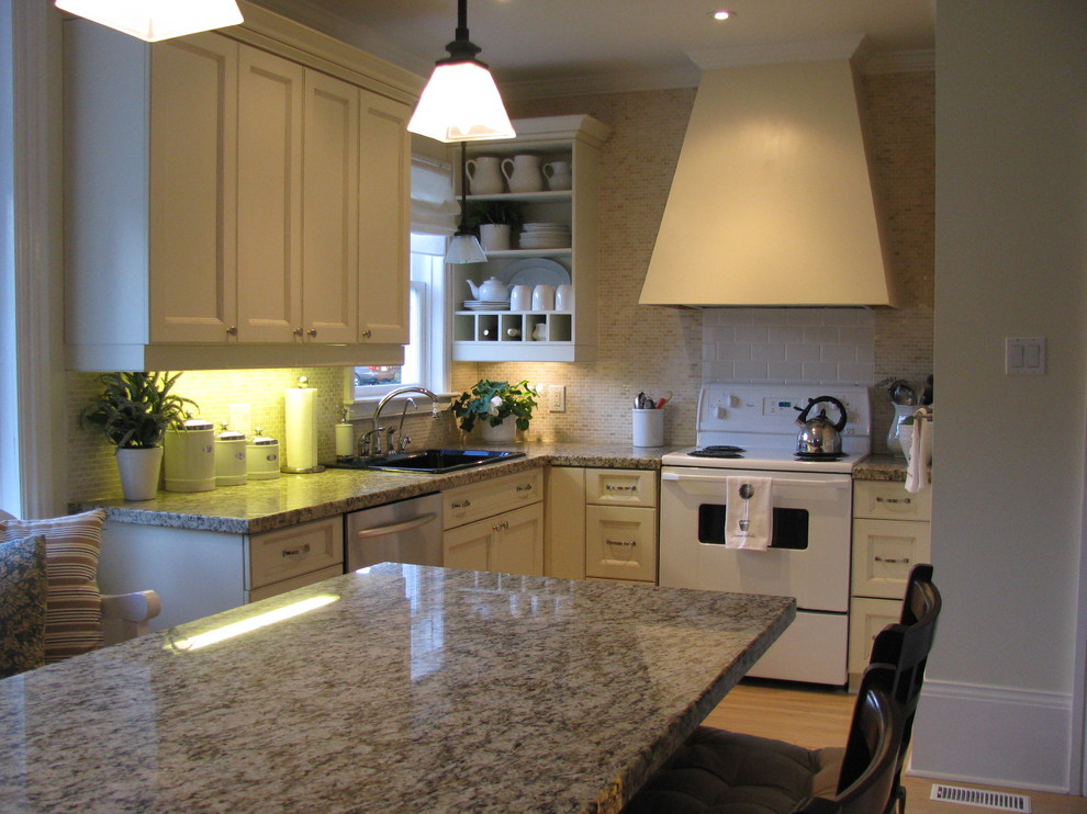 Klassische Küche mit Granit-Arbeitsplatte, Einbauwaschbecken, offenen Schränken, beigen Schränken, Küchenrückwand in Beige, Rückwand aus Mosaikfliesen und weißen Elektrogeräten in Toronto
