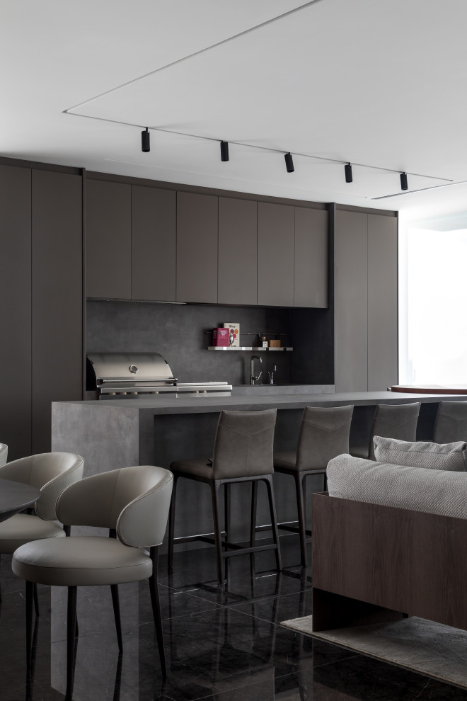 Zweizeilige Moderne Küche mit flächenbündigen Schrankfronten, dunklen Holzschränken, Küchengeräten aus Edelstahl, Kücheninsel, schwarzem Boden und grauer Arbeitsplatte in New York