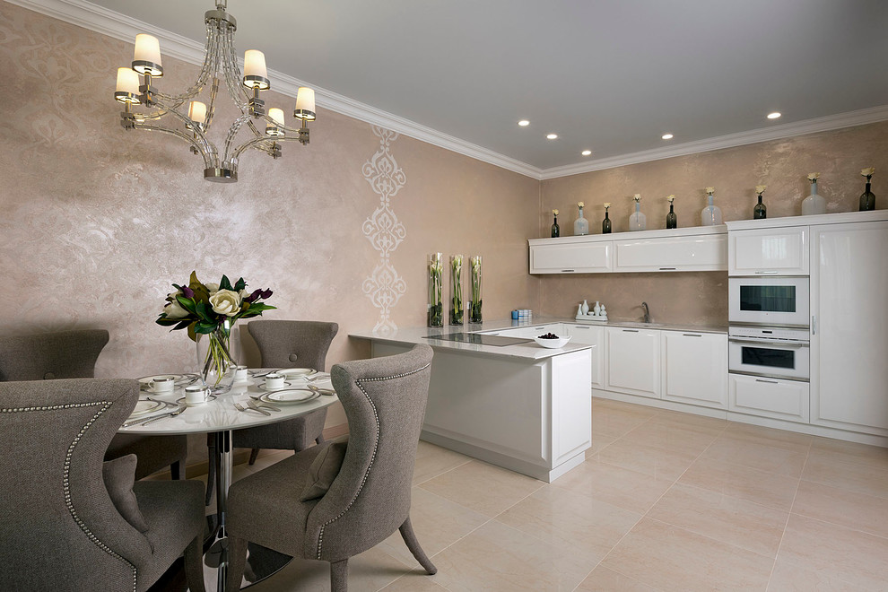 Foto di una cucina abitabile contemporanea con ante con bugna sagomata, ante bianche e paraspruzzi beige