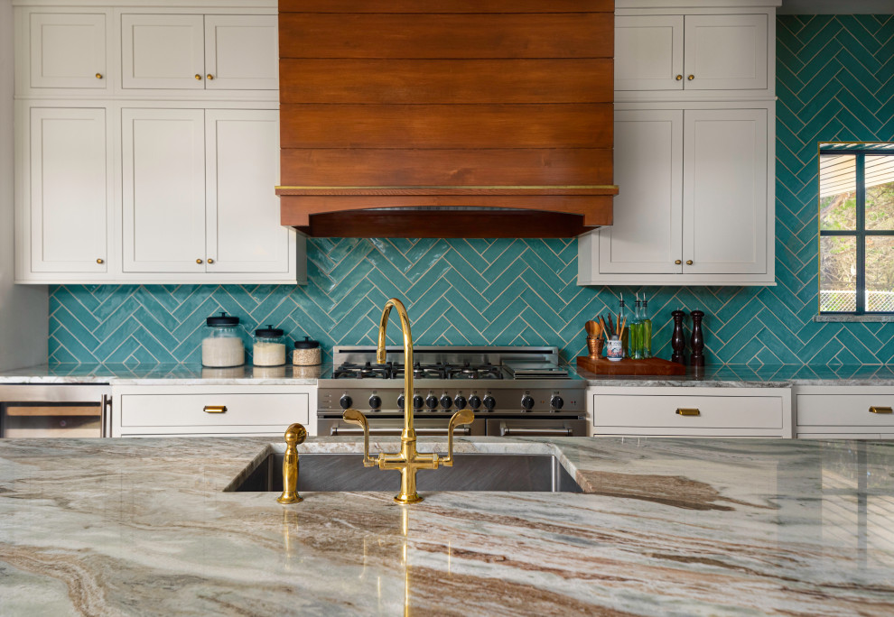 Exempel på ett stort klassiskt flerfärgad linjärt flerfärgat kök med öppen planlösning, med en undermonterad diskho, skåp i shakerstil, beige skåp, bänkskiva i kvartsit, grönt stänkskydd, stänkskydd i keramik, rostfria vitvaror, mellanmörkt trägolv, en köksö och brunt golv