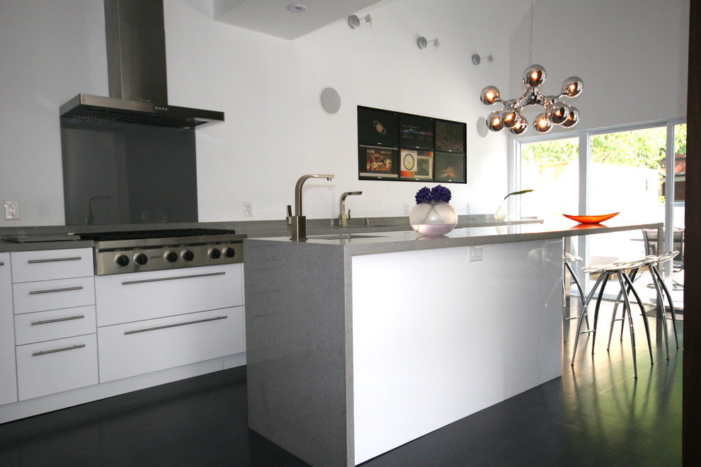 Modelo de cocina minimalista con electrodomésticos de acero inoxidable