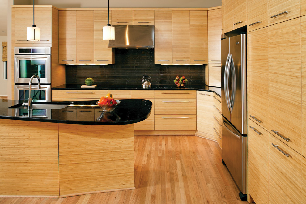 На фото: угловая кухня в современном стиле с врезной мойкой, плоскими фасадами и светлыми деревянными фасадами с