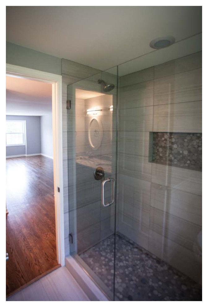 На фото: ванная комната в стиле неоклассика (современная классика) с коричневыми фасадами и темным паркетным полом