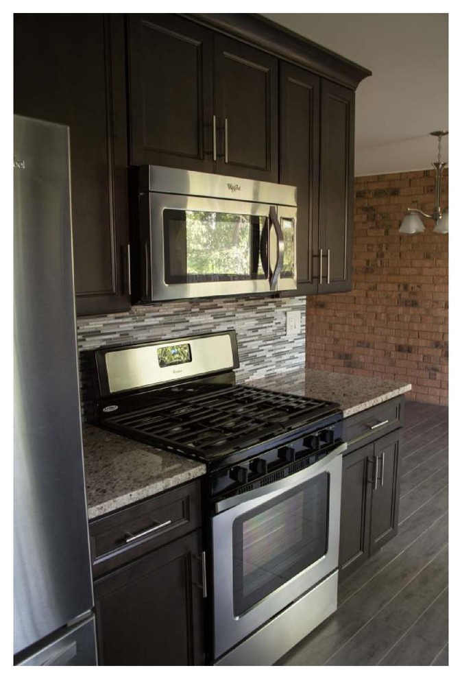 Diseño de cocina comedor tradicional renovada de tamaño medio con salpicadero multicolor, electrodomésticos de acero inoxidable, suelo de madera oscura, puertas de armario marrones y encimera de granito