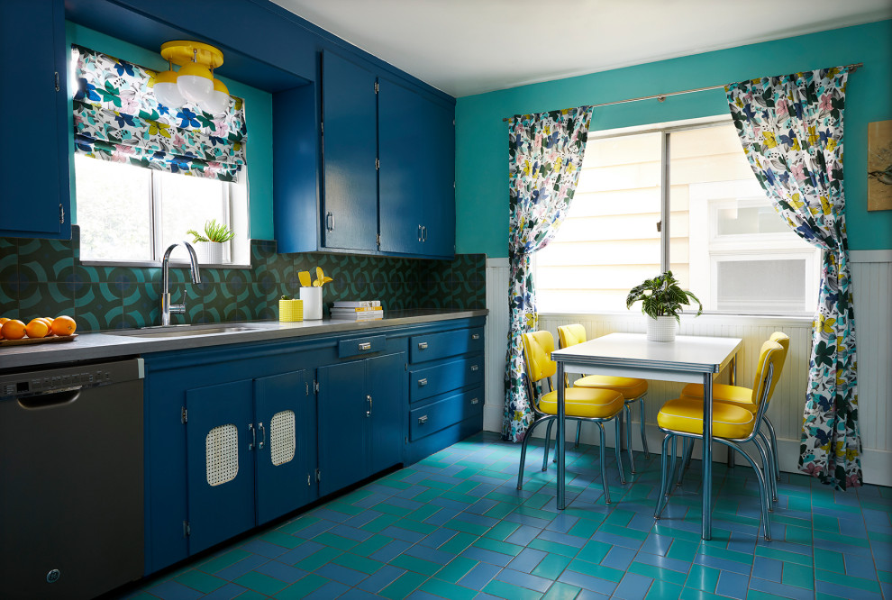 Idéer för mellanstora retro grått u-kök, med en undermonterad diskho, släta luckor, blå skåp, bänkskiva i kvarts, blått stänkskydd, stänkskydd i cementkakel, rostfria vitvaror, klinkergolv i porslin och blått golv