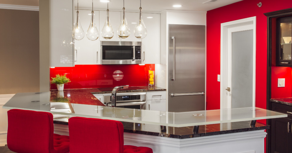 Idéer för ett modernt kök, med rött stänkskydd och glaspanel som stänkskydd