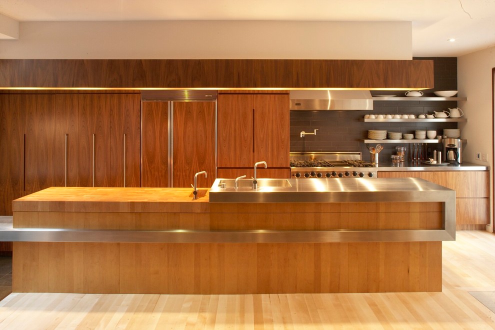 Photo of a modern kitchen in Toronto.