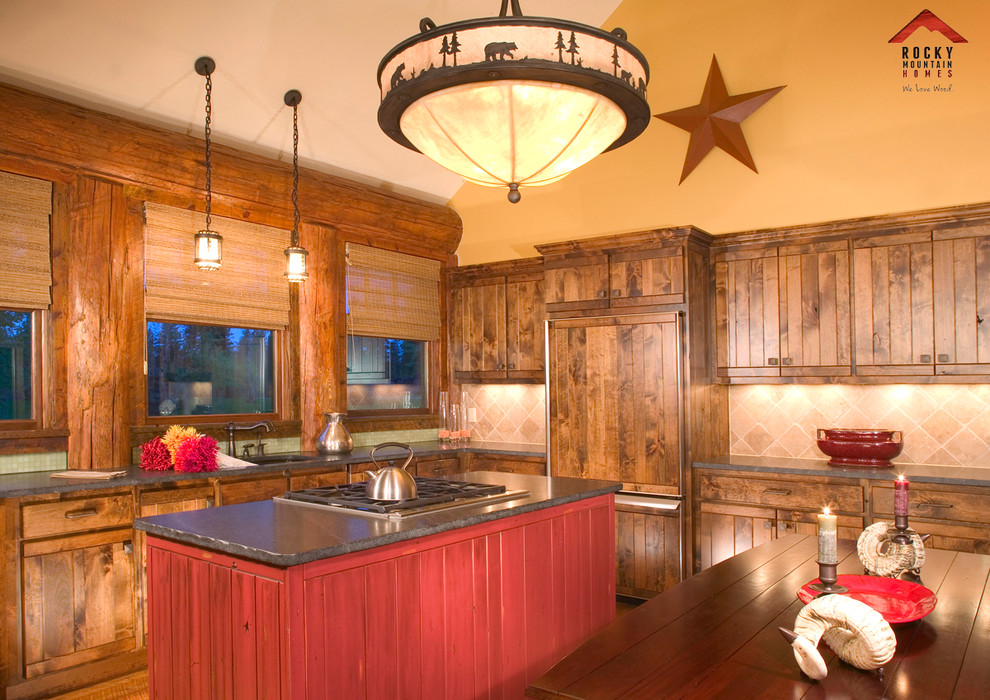 Exempel på ett mellanstort rustikt kök, med en rustik diskho, släta luckor, skåp i mellenmörkt trä, granitbänkskiva, beige stänkskydd, stänkskydd i keramik, integrerade vitvaror, mellanmörkt trägolv och en köksö