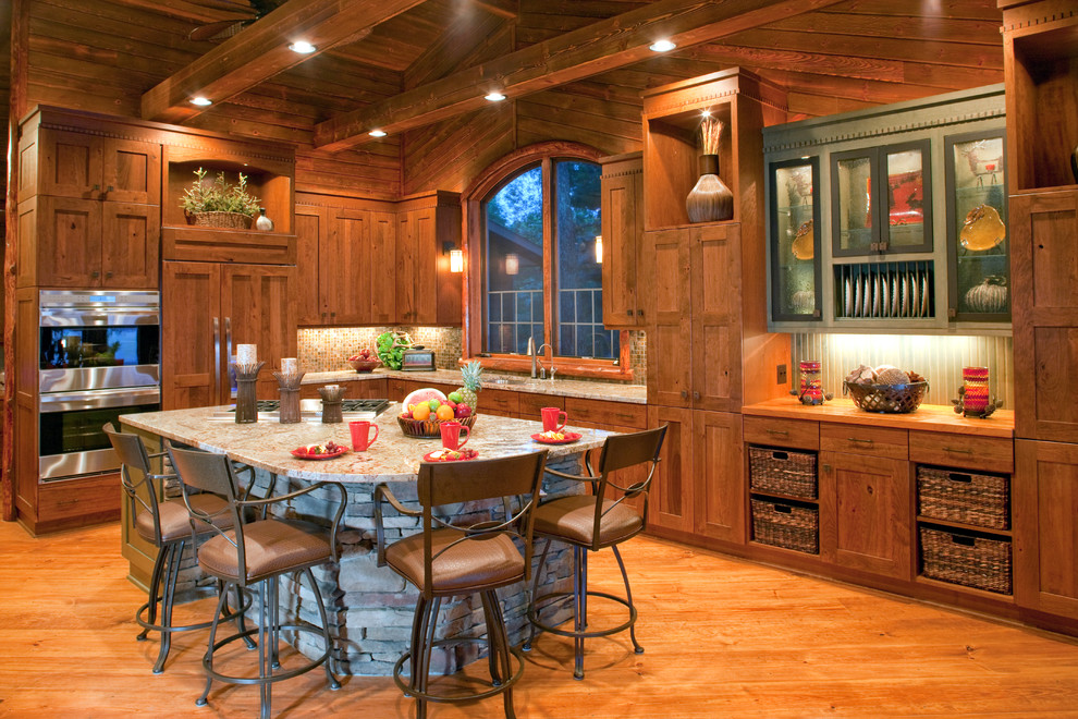 Exempel på ett stort rustikt kök, med integrerade vitvaror, en undermonterad diskho, skåp i shakerstil, skåp i mellenmörkt trä, granitbänkskiva, flerfärgad stänkskydd, stänkskydd i mosaik, ljust trägolv och en köksö