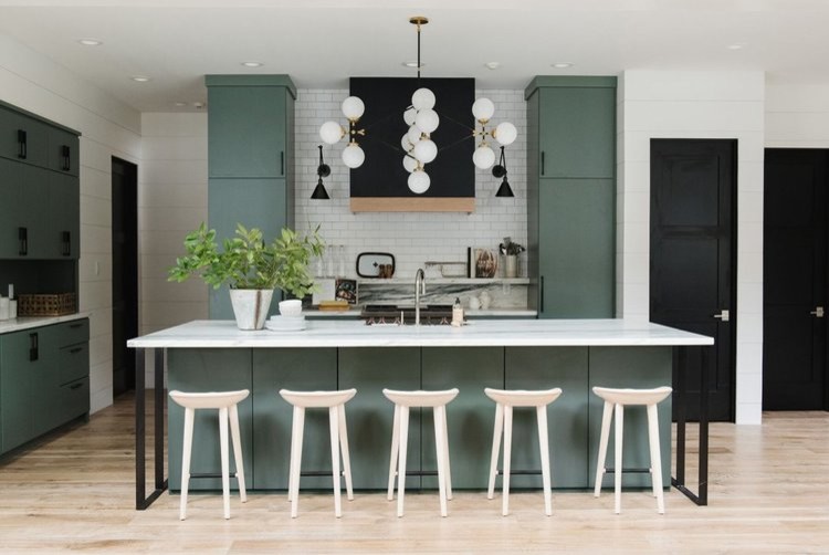 Ispirazione per una cucina di medie dimensioni con ante verdi, top in marmo, paraspruzzi bianco, parquet chiaro e top multicolore