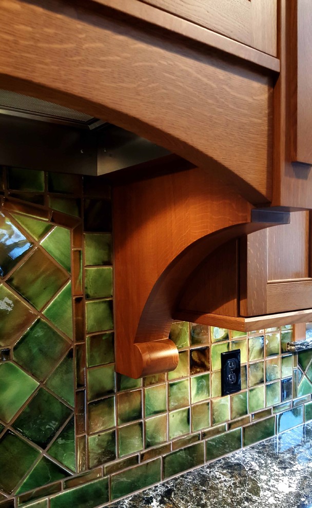 Foto på ett stort vintage kök, med en rustik diskho, luckor med infälld panel, skåp i mellenmörkt trä, bänkskiva i kvartsit, grönt stänkskydd, stänkskydd i keramik, rostfria vitvaror, travertin golv och en köksö