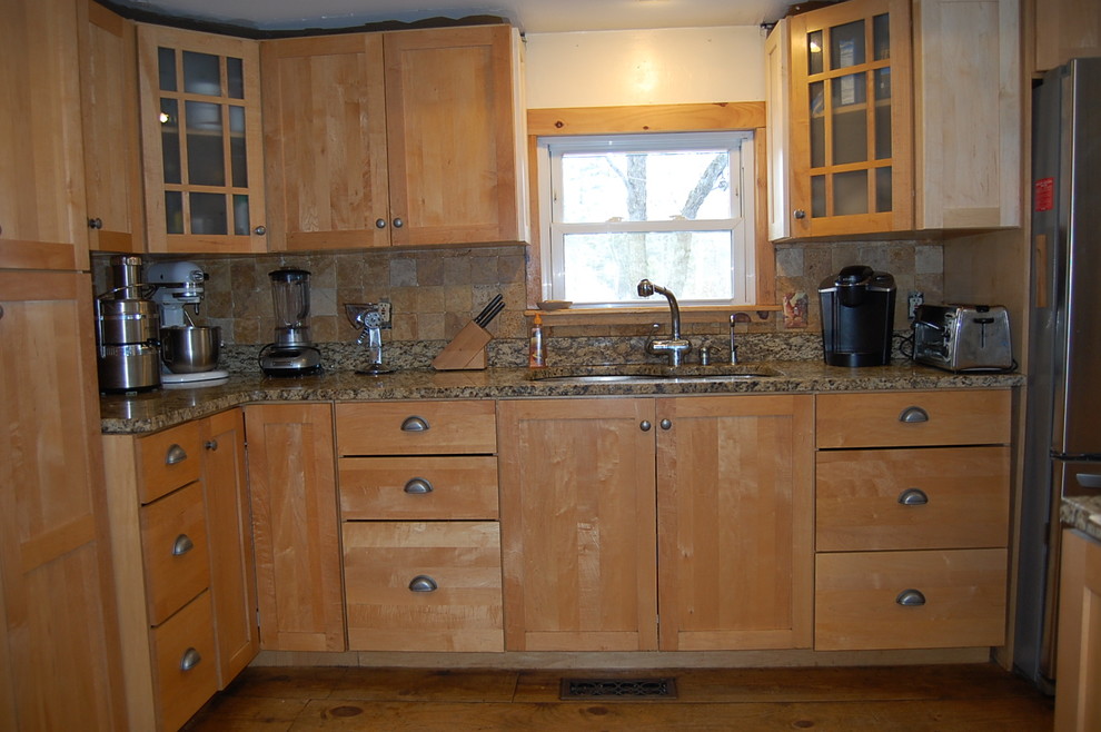 Moderne Küche mit Schrankfronten im Shaker-Stil, hellen Holzschränken, Granit-Arbeitsplatte und Küchenrückwand in Beige in Boston