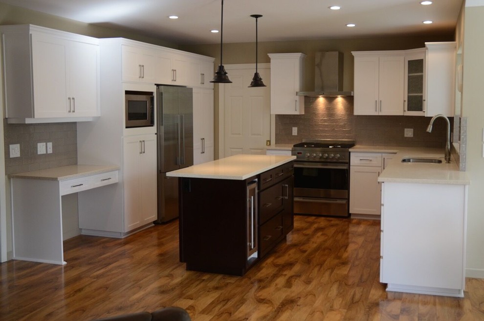 Foto di una cucina minimalista di medie dimensioni con ante in stile shaker, ante bianche e top in granito