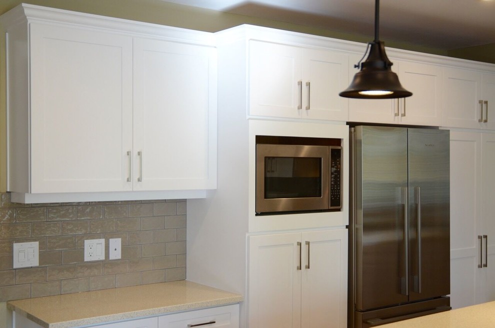 Esempio di una grande cucina design con lavello sottopiano, ante in stile shaker, ante bianche, top in granito e elettrodomestici in acciaio inossidabile