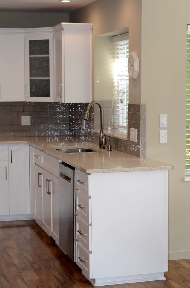 Foto di una grande cucina design con lavello sottopiano, ante in stile shaker, ante bianche, top in granito e elettrodomestici in acciaio inossidabile