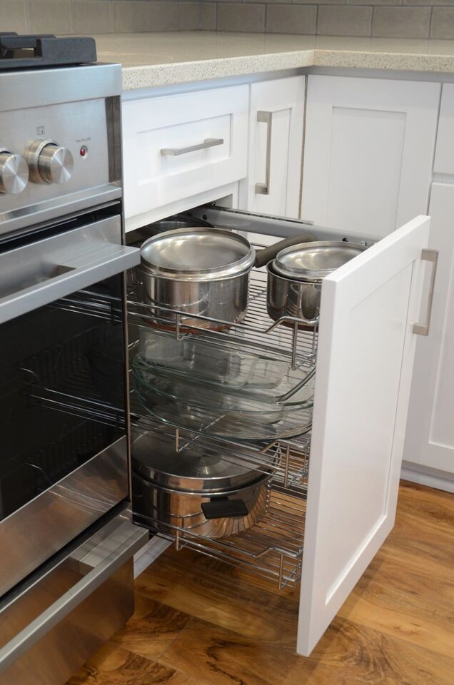 Esempio di una cucina moderna di medie dimensioni con ante in stile shaker e top in granito