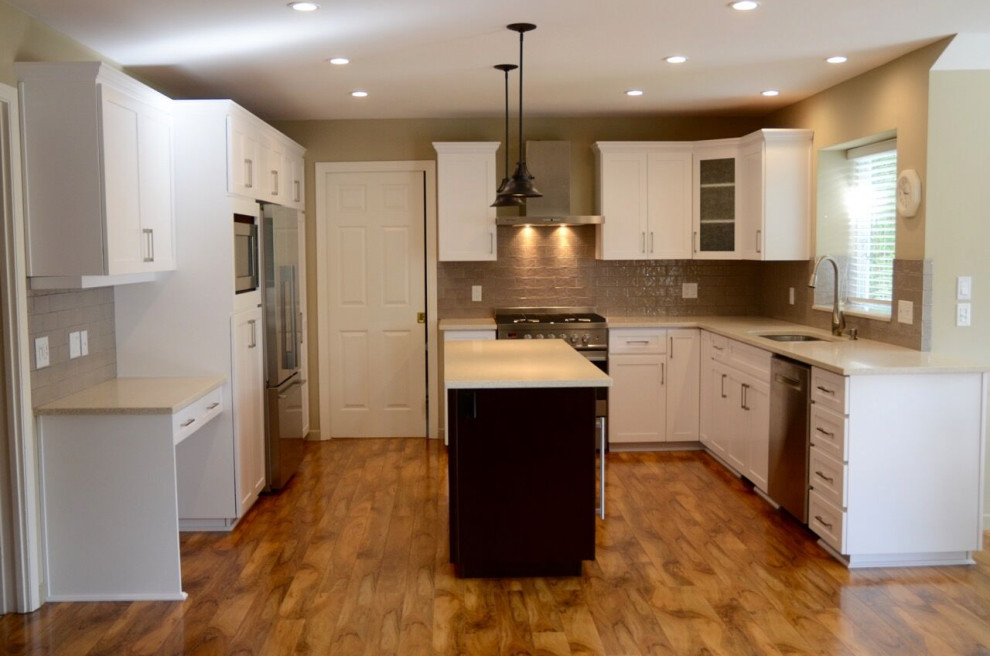 Foto di una cucina minimalista di medie dimensioni con ante in stile shaker e top in granito