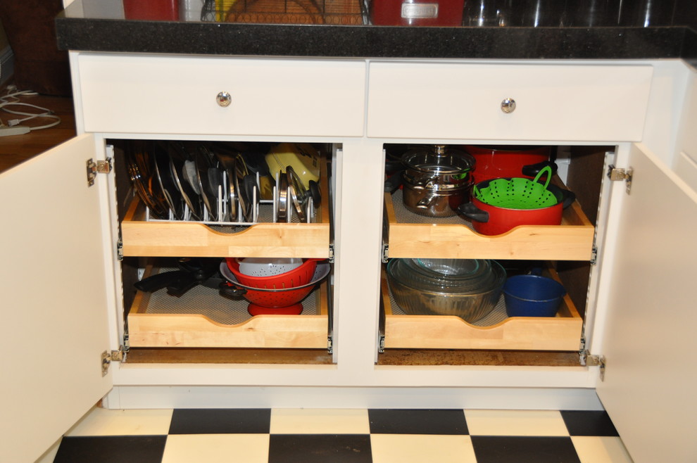 Immagine di una cucina minimal di medie dimensioni con ante bianche