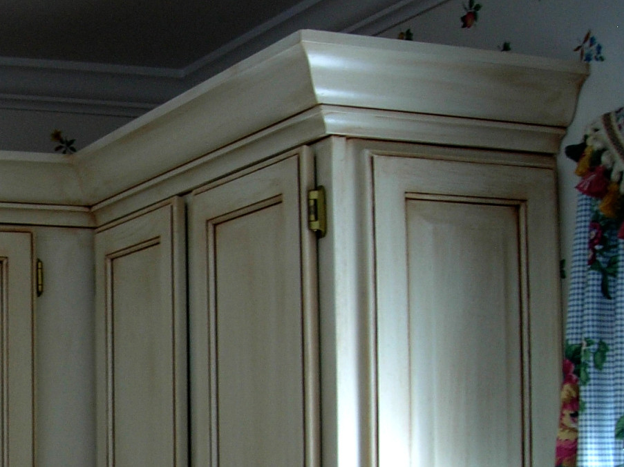 Modelo de cocina clásica con armarios estilo shaker, puertas de armario con efecto envejecido y encimera de granito