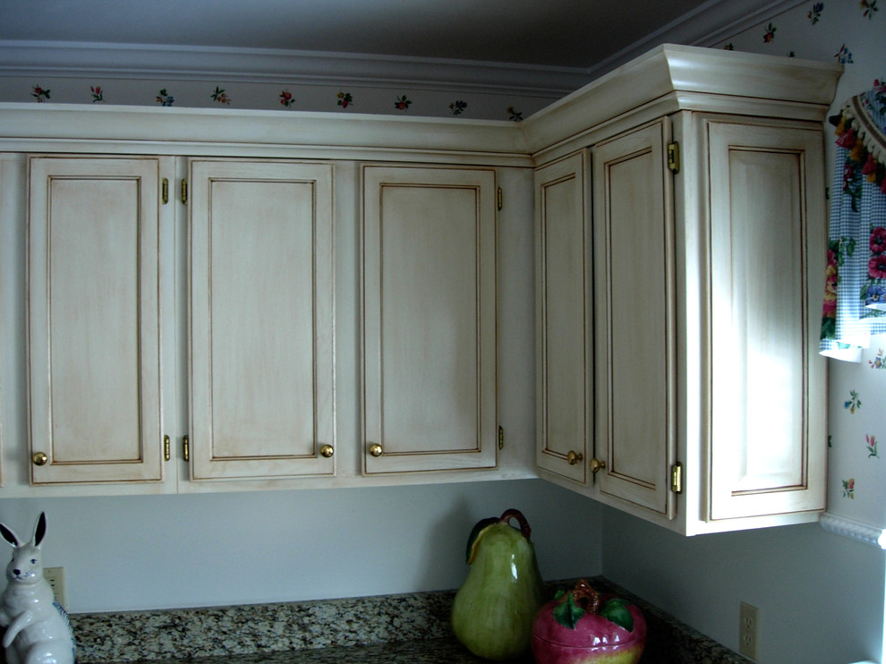 Modelo de cocina clásica con armarios estilo shaker, puertas de armario con efecto envejecido y encimera de granito