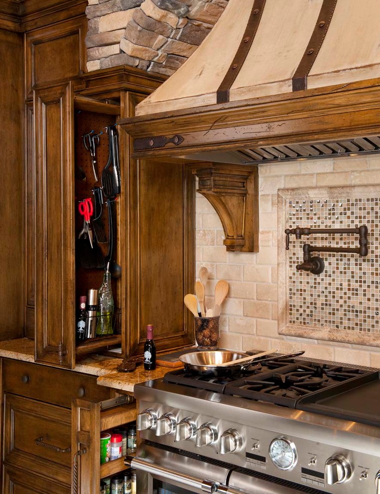 ダラスにあるトラディショナルスタイルのおしゃれなダイニングキッチン (濃色木目調キャビネット、御影石カウンター、マルチカラーのキッチンパネル、シルバーの調理設備) の写真
