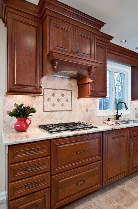 Foto de cocina comedor tradicional con puertas de armario de madera en tonos medios y electrodomésticos de acero inoxidable