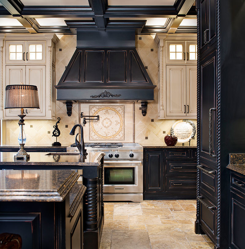 Klassisk inredning av ett stort svart svart kök, med en undermonterad diskho, luckor med upphöjd panel, svarta skåp, bänkskiva i kvarts, gult stänkskydd, rostfria vitvaror, travertin golv, flera köksöar och gult golv