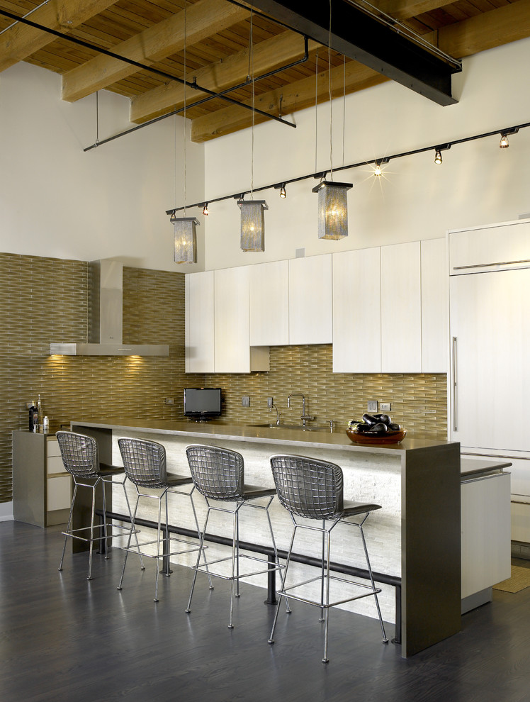 Modelo de cocina contemporánea con armarios con paneles lisos, puertas de armario blancas, salpicadero gris y electrodomésticos con paneles