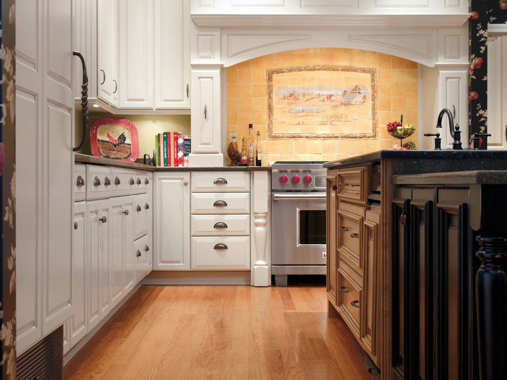Immagine di un'ampia cucina bohémian con ante bianche, elettrodomestici in acciaio inossidabile e pavimento in legno massello medio