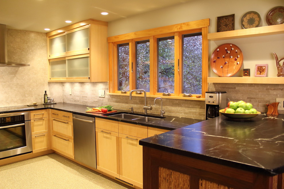 Kleine Moderne Küche mit Doppelwaschbecken, flächenbündigen Schrankfronten, hellen Holzschränken, Speckstein-Arbeitsplatte und Linoleum in Sonstige