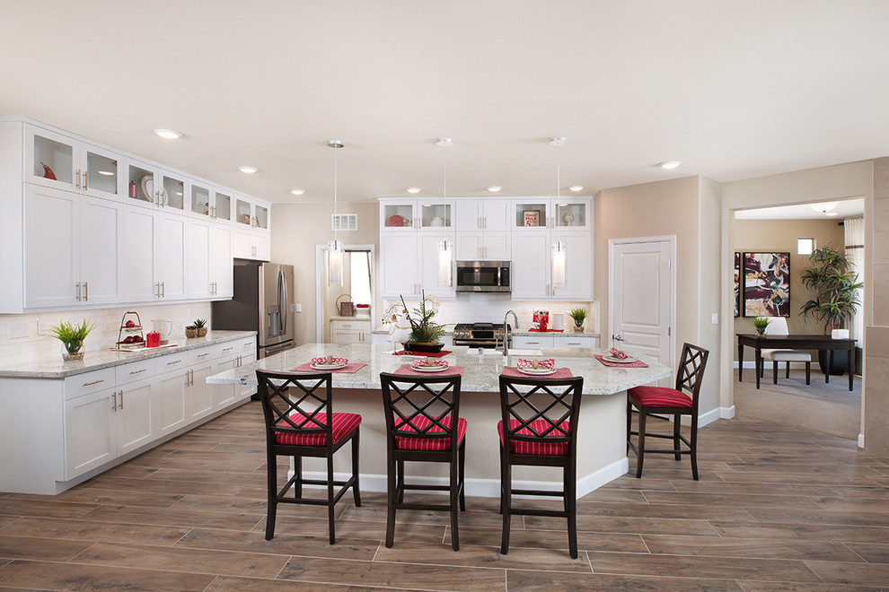 Bild på ett stort funkis flerfärgad flerfärgat kök, med granitbänkskiva, flerfärgad stänkskydd, stänkskydd i stenkakel, klinkergolv i porslin, en köksö, flerfärgat golv, luckor med glaspanel och vita skåp