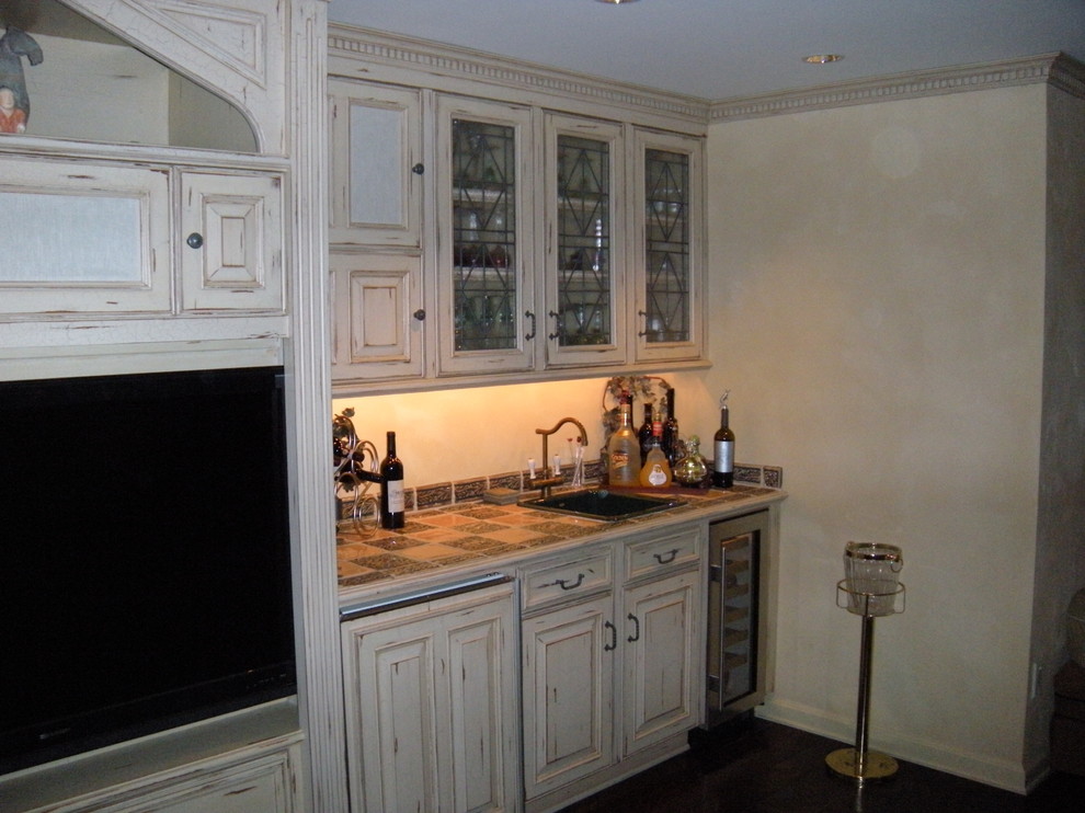 Foto di un cucina con isola centrale stile shabby di medie dimensioni e chiuso con ante in legno chiaro e top piastrellato
