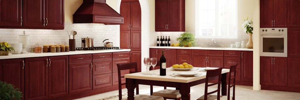 Exemple d'une grande arrière-cuisine avec un placard avec porte à panneau encastré, des portes de placard rouges, un plan de travail en granite et îlot.