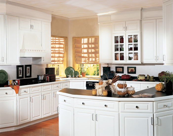 Idéer för stora vintage kök, med en dubbel diskho, luckor med upphöjd panel, vita skåp, bänkskiva i kvarts, rostfria vitvaror, mellanmörkt trägolv, en halv köksö och brunt golv