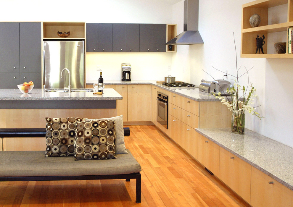 Moderne Küche mit Küchengeräten aus Edelstahl, flächenbündigen Schrankfronten und grauen Schränken in Vancouver