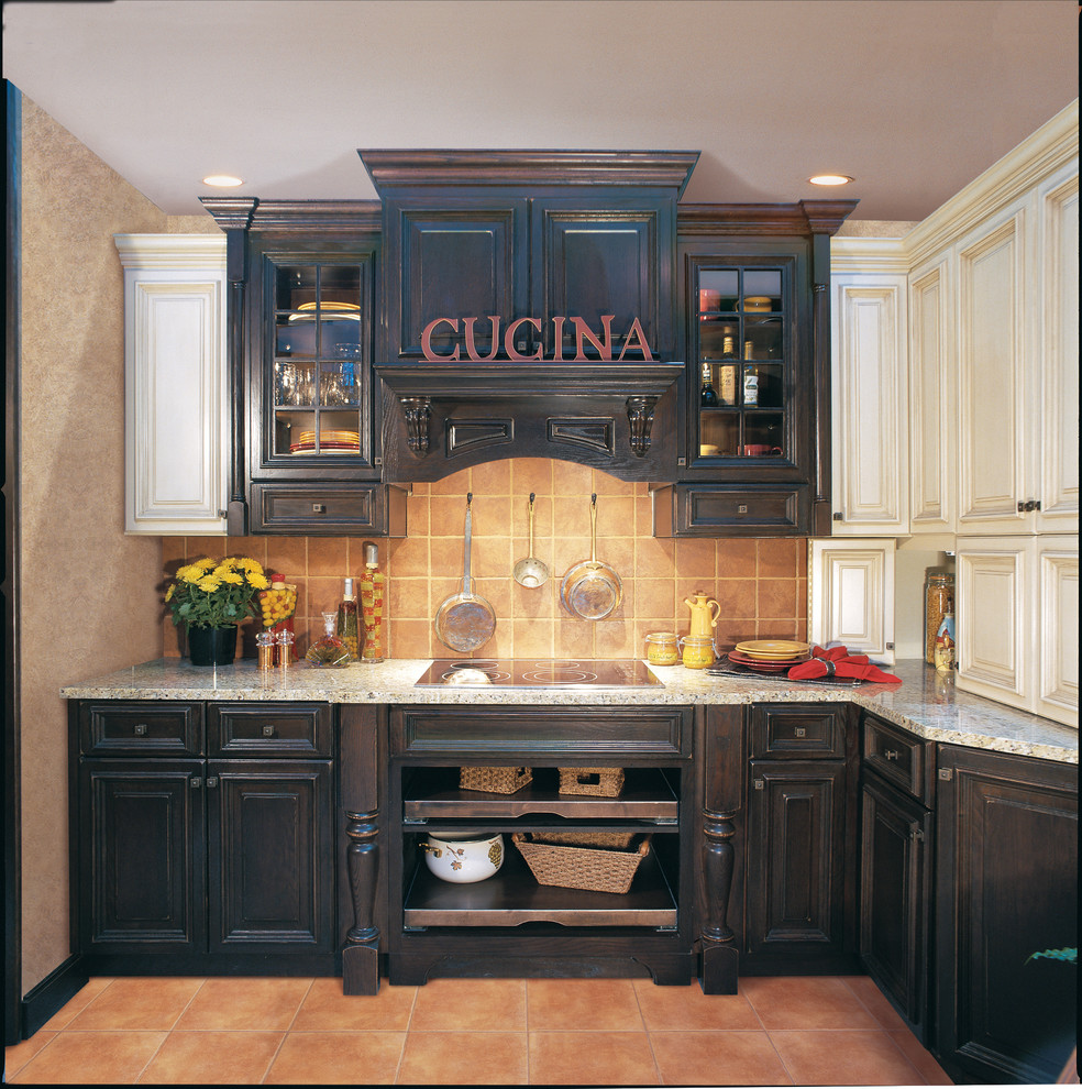Inspiration för avskilda, små rustika l-kök, med luckor med upphöjd panel, vita skåp, granitbänkskiva, brunt stänkskydd, stänkskydd i keramik, klinkergolv i keramik och brunt golv