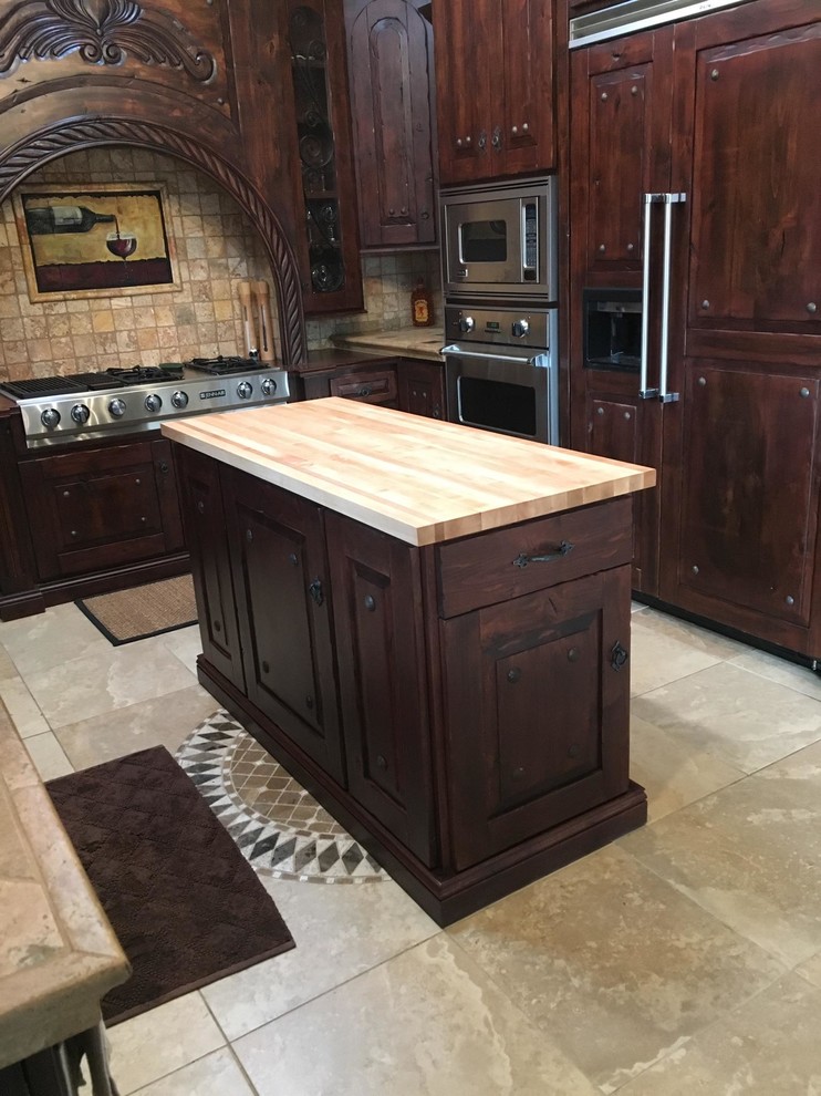 This is an example of a classic kitchen in Phoenix.
