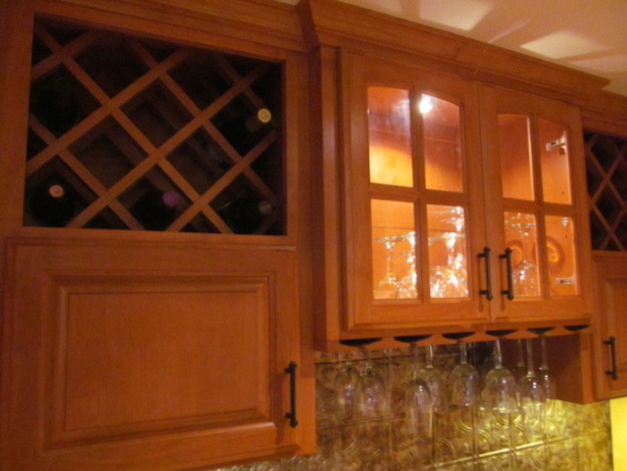 Idee per una cucina classica con ante di vetro e ante in legno scuro