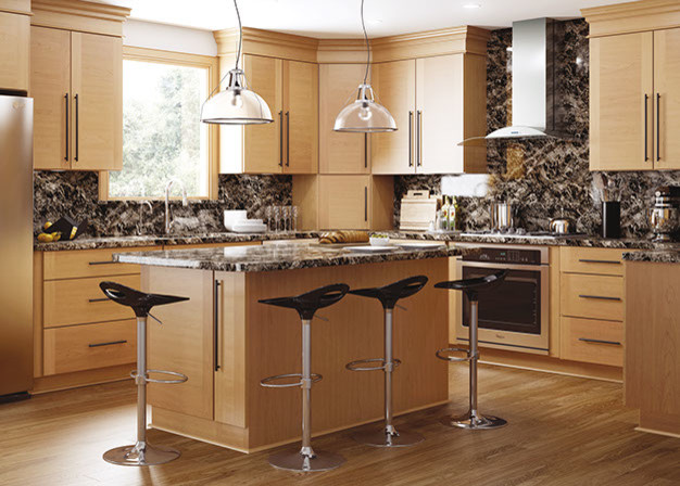 Foto på ett mellanstort funkis kök, med en undermonterad diskho, släta luckor, skåp i ljust trä, granitbänkskiva, flerfärgad stänkskydd, stänkskydd i sten, rostfria vitvaror, ljust trägolv och en köksö