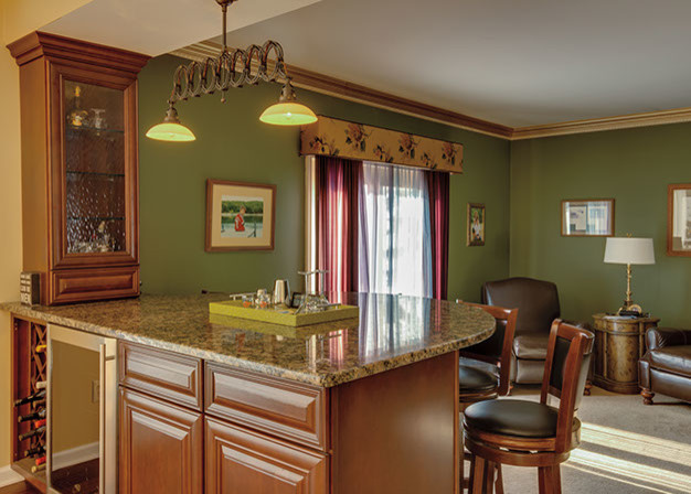 Small classic open plan kitchen in Chicago with raised-panel cabinets, medium wood cabinets, granite worktops, yellow splashback, medium hardwood flooring and a breakfast bar.