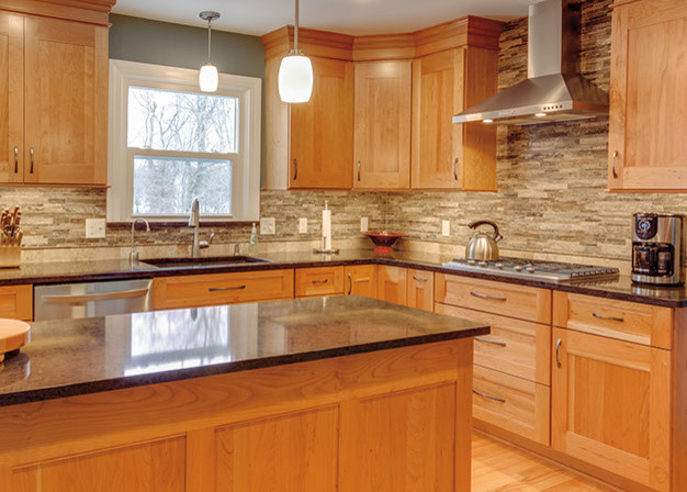 Geschlossene, Mittelgroße Klassische Küche in L-Form mit Schrankfronten im Shaker-Stil, hellen Holzschränken, Granit-Arbeitsplatte und Kücheninsel in Chicago