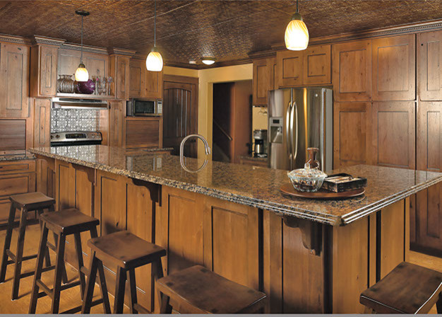 Exempel på ett mellanstort l-kök, med skåp i shakerstil, skåp i mellenmörkt trä, granitbänkskiva, flerfärgad stänkskydd, stänkskydd i keramik, rostfria vitvaror, ljust trägolv och en köksö