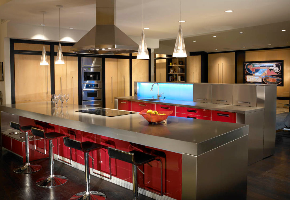 Moderne Küche in L-Form mit flächenbündigen Schrankfronten, roten Schränken, Küchengeräten aus Edelstahl, dunklem Holzboden und Kücheninsel in San Diego