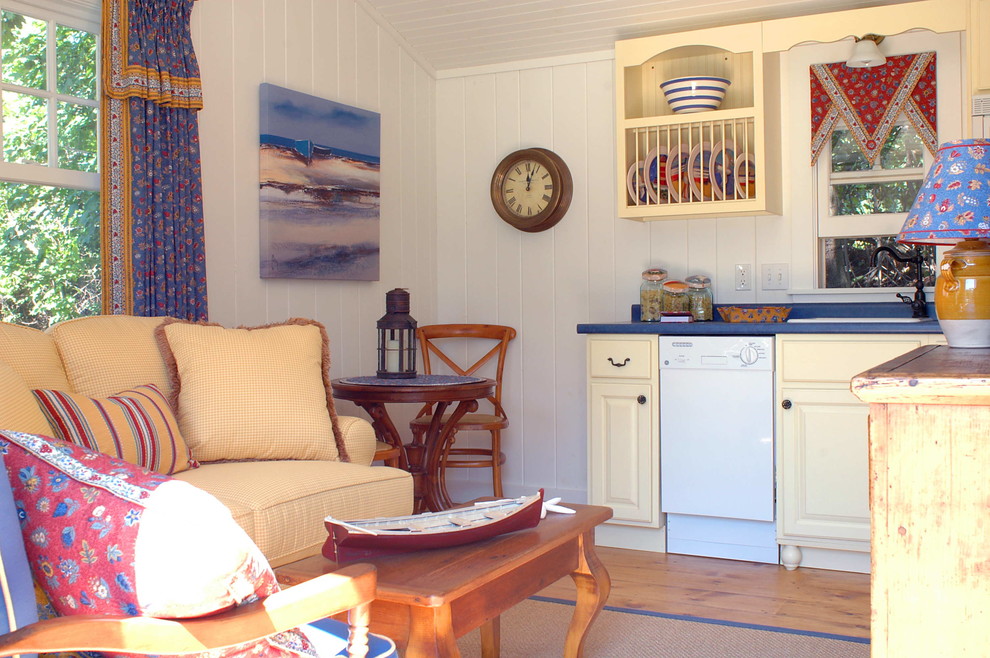 Imagen de cocina comedor lineal campestre pequeña con armarios con paneles con relieve y puertas de armario amarillas