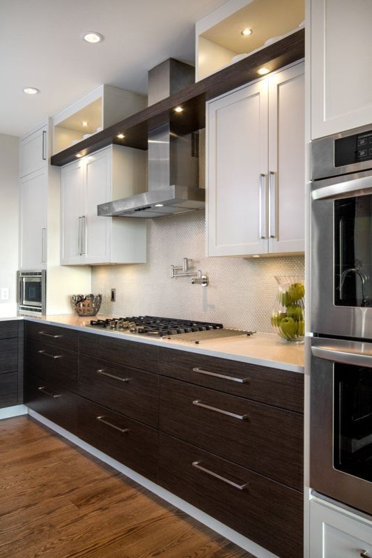 Exempel på ett modernt kök, med en undermonterad diskho, luckor med infälld panel, vita skåp, träbänkskiva, vitt stänkskydd, stänkskydd i mosaik och rostfria vitvaror