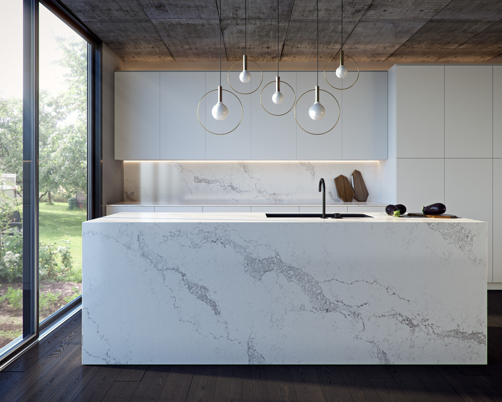 Foto di una cucina minimal di medie dimensioni con lavello sottopiano, ante lisce, ante bianche, top in quarzite, paraspruzzi in lastra di pietra e parquet scuro