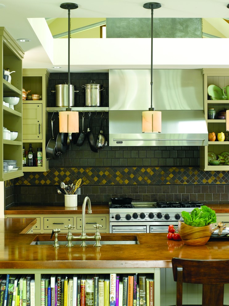 Diseño de cocina actual con electrodomésticos de acero inoxidable, encimera de cobre, fregadero de un seno, armarios abiertos y puertas de armario verdes