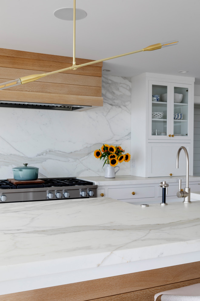 Foto di una grande cucina stile marinaro con ante bianche e top in marmo