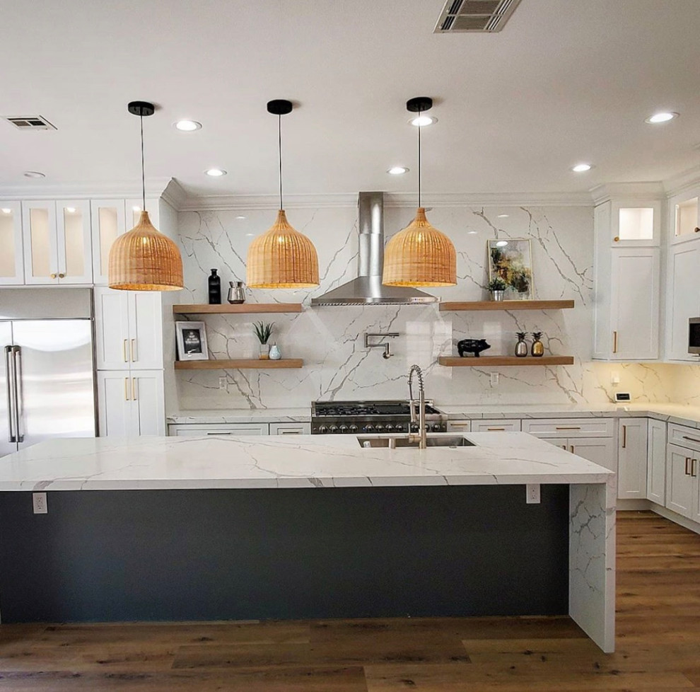 Large trendy l-shaped kitchen photo in Los Angeles with quartz countertops, quartz backsplash and an island